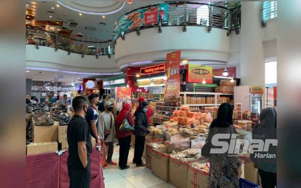 Kelihatan orang ramai sudah mulai membeli kuih-muih dan keperluan Hari Raya Aidilfitri di salah sebuah pusat beli belah terkemuka di bandar raya ini.