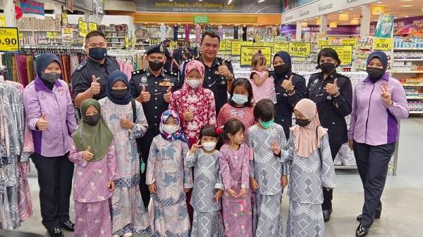 Sebahagian daripada 23 anak-anak yatim sekitar daerah Kampar teruja dapat memiliki baju raya untuk digayakan pada Aidilfitri nanti.
