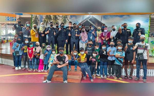 Seramai 23 anak-anak yatim dan asnaf teruja memiliki baju raya pada program yang dianjurkan oleh IPD Kampar.