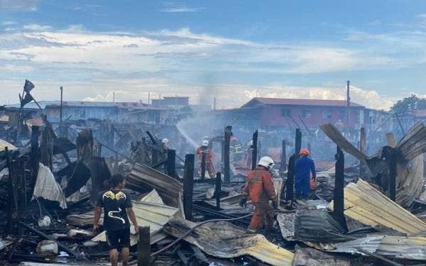 Pasukan bomba berjaya mengawal kebakaran di Kampung Sabah Baru, Lahad Datu.