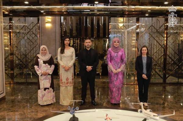 Tunku Ismail (tengah) bergambar bersama delegasi kerajaan dan UNICEFF di Royal Johor Club di sini, pada Selasa.