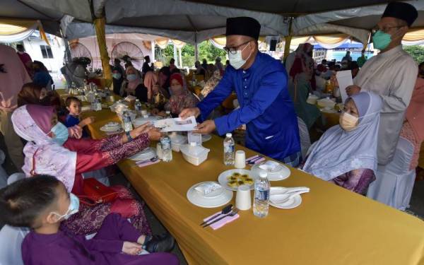 Bashir (tiga dari kanan) menyantuni golongan asnaf dan menyempurnakan penyerahan Bantuan Aidilfitri MAIWP pada Majlis Iftar di Masjid Al-Munawwar Kampung Pohon Batu hari ini. - Foto Bernama