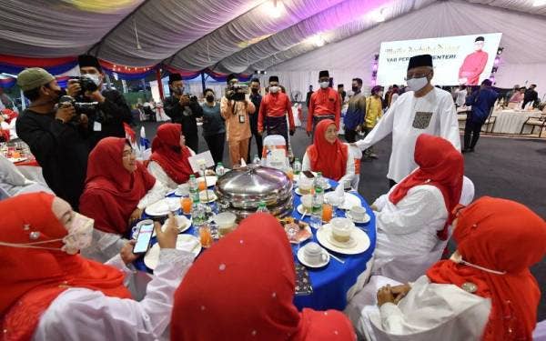 Ismail Sabri beramah mesra bersama para tetamu yang hadir pada Majlis Berbuka Puasa Perdana Menteri Bersama Majlis Kerja Tertinggi UMNO di Kompleks Seri Perdana malam ini. - Foto Bernama