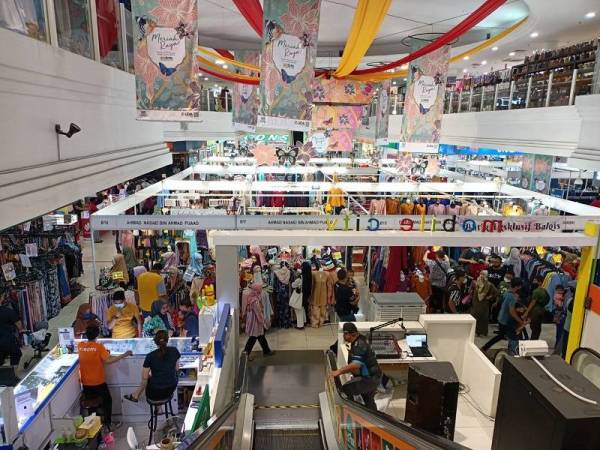 Suasana pusat beli-belah Angsana Mall ketika tinjauan sekitar jam 4.30 petang pada Selasa.