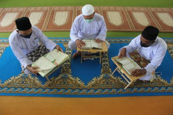 Muhammad (tengah) bersama dua rakannya mengaji al-Quran sebagai salah satu pengisian sepanjang Ramadan di Puspen Papar Kimanis.