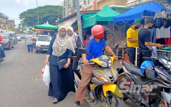 Seawal jam 8 pagi orang ramai sudah memenuhi kawasan bazar di hadapan Masjid Muhammadi untuk membeli kelengkapan hari raya.