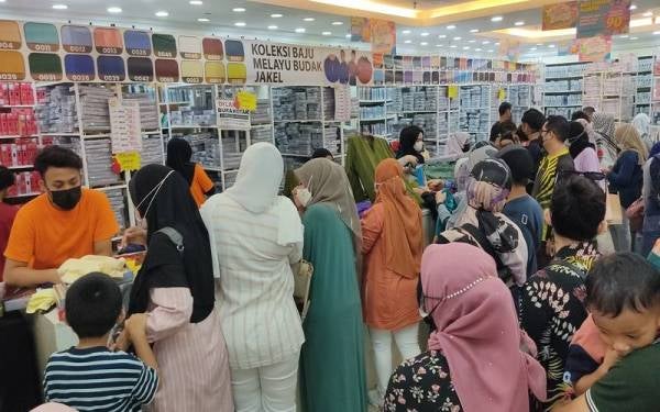 Pusat tekstil terkenal, Jakel di Seksyen 7, Shah Alam menjadi tumpuan orang ramai untuk membeli pakaian raya.