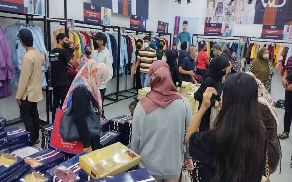 Suasana di dalam butik Starvilion, Seksyen 7, Shah Alam sejak ia dibuka pada jam 10 pagi.