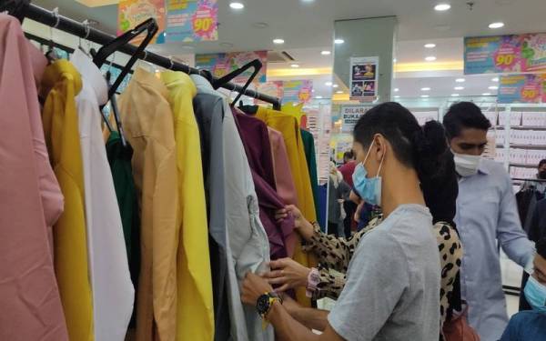 Pengunjung tidak melepaskan peluang untuk mendapatkan pakaian raya pada harga yang berpatutan.
