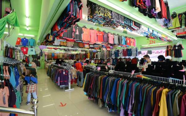 Pelbagai rekaan pakaian menanti pengunjung dengan tema sedondon. - Foto MOHD HALIM ABDUL WAHID