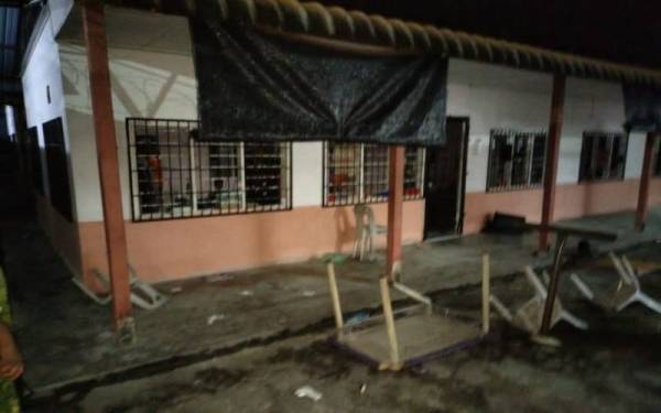 Seramai 700 PATI yang ditahan di Depot Imigresen Sementara Relau di sini, dilaporkan melarikan diri dalam kejadian awal pagi tadi. Foto tular media sosial