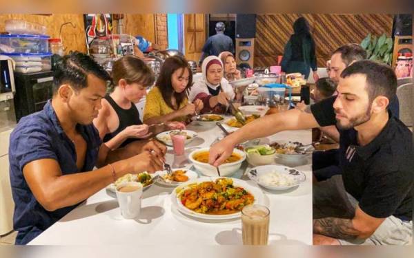 Norhayati berbuka puasa bersama tetamu di rumah penginapannya di Langkawi Country Lodge.