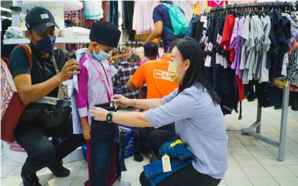 AEON turut menaja persiapan raya untuk anak-anak yatim dari Pertubuhan Kebajikan Islam Peribadi Mulia, Kajang menjelang Syawal tidak lama lagi. - Foto AEON