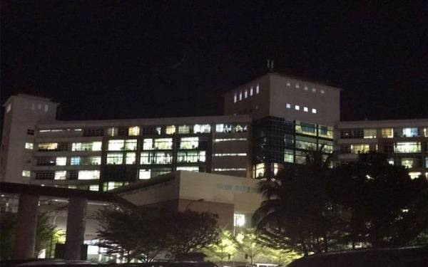 Gangguan bekalan elektrik di HQE sejak Selasa menyebabkan 28 pembedahan bukan kecemasan yang dijadualkan pada Rabu ditunda ke tarikh lain. - Foto Facebook JKNS