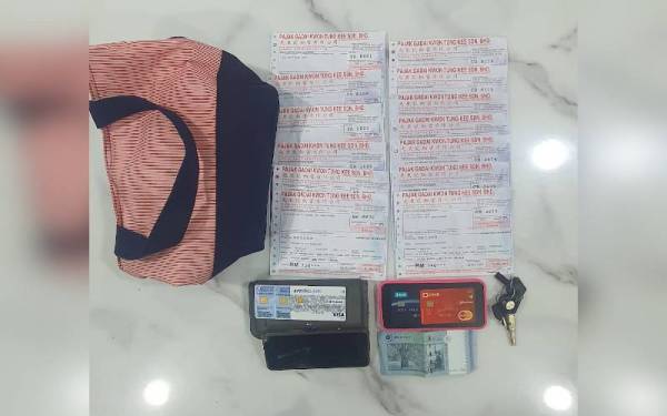 Antara barangan dirampas polis daripada suspek termasuk beg tangan dipercayai milik mangsa ragut.