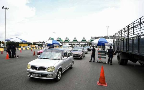 Anggota Polis melakukan sekatan jalan di Plaza Tol Juru berikutan kejadian pelarian Rohingya melarikan diri dari Depot Imigresen Sementara Sungai Bakap hari ini. -Foto Bernama