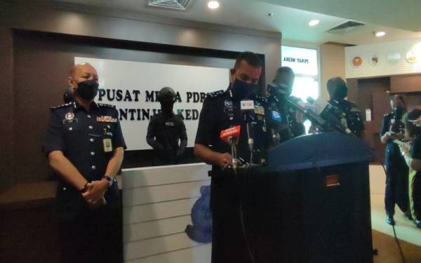 Ayob Khan (tengah) pada sidang media di Ibu Pejabat Polis Kontinjen (IPK) Kedah, pada Rabu.