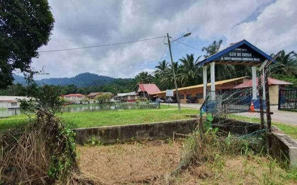 Pagar yang dirempuh tahanan dalam cubaan meloloskan diri dari Depot Imigresen Sementara Relau, Bandar Baharu, Kedah.