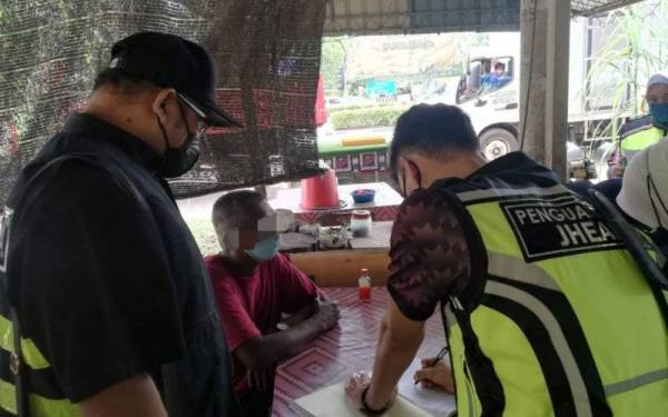 Seorang lelaki dicekup kerana menghisap rokok di sebuah premis kedai makan di Tikam Batu pada Rabu.