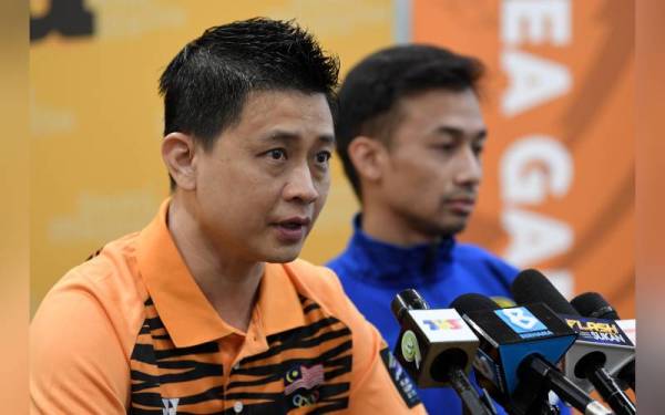 Chun Yong (kiri) ketika sidang media di Majlis Sukan Negara, Bukit Jalil pada Rabu. - Foto Bernama