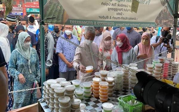 Al-Sultan Abdullah dan Tunku Azizah membeli juadah berbuka di bazar Ramadan Mahkota Square di sini pada Rabu.