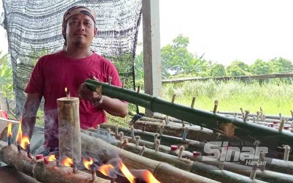 Ahmad Pirdaus menunjukkan sebahagian pelita buluh yang berjaya disiapkan untuk pelanggan.