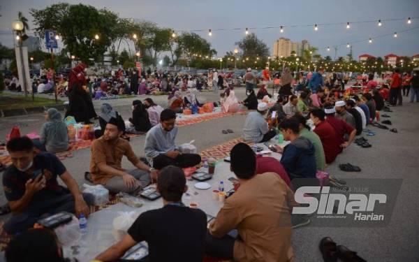 Orang ramai bersiap sedia untuk berbuka puasa.