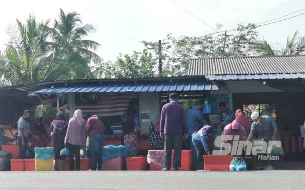 Gerai Sauffian yang beroperasi bermula jam 8 pagi diserbu pelanggan sejak awal pagi.