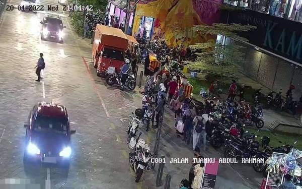 Penguat kuasa DBKL membuatkan kawalan di Jalan TAR bagi memastikan tiada kenderaan memarkir kenderaan secara sesuka hati di bahu jalan.