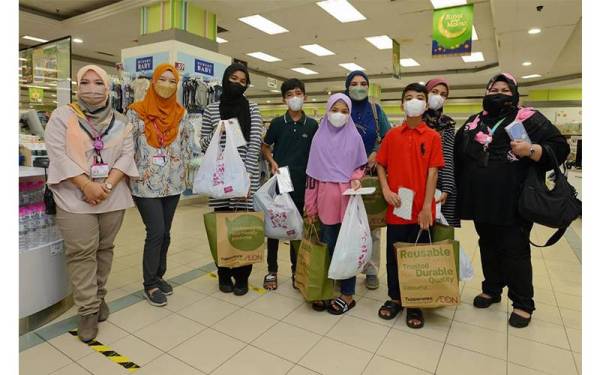 Norazian (kanan) dan kakitangan LBS bergambar bersama Rena Ajmal dan anak-anak selepas membeli-belah.