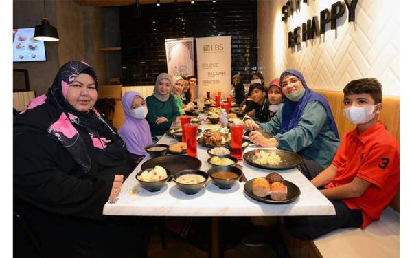 Acara membeli-belah kelengkapan sempena Aidilfiri untuk lima beranak itu selesai sebelum berbuka puasa.