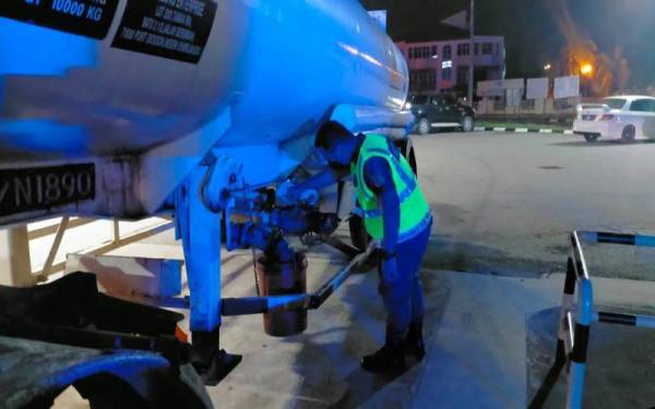 Terdapat sebuah pam yang menghubungkan tangki asal kenderaan itu terus ke dalam tiga buah bahagian khas di dalam lori tangki tersebut