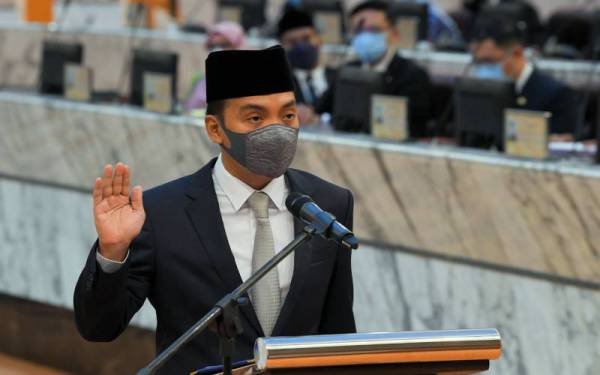 Onn Hafiz mengangkat sumpah sebagai Ahli Dewan Undangan Negeri pada Mesyuarat Pertama bagi Penggal Persidangan Pertama Dewan Negeri Johor yang ke-15 di Dewan Sidang Negeri Bagunan Sultan Ismail hari ini. Foto Bernama
