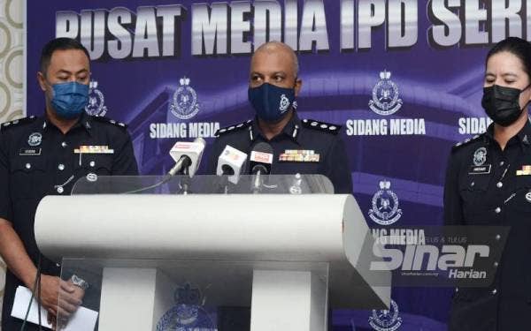 Anbalagan (tengah) ketika sidang media di Ibu Pejabat Polis Daerah Serdang pada Khamis.