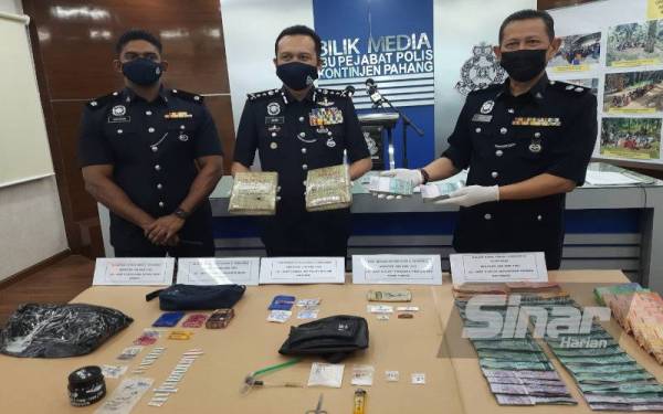 Mohd Yusri (tengah) menunjukkan barangan rampasan pada sidang media berhubung kejayaan JSJN dalam Op Tapis Khas SeMalaysia.