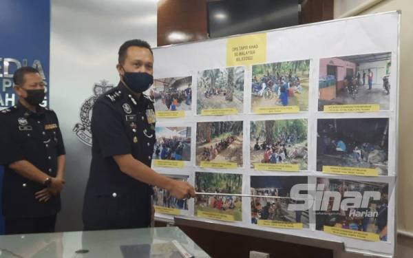 Mohd Yusri (dua dari kiri) menunjukkan kawasan-kawasan serbuan dalam Op Tapis Khas SeMalaysia yang diadakan tiga hari berakhir pada Rabu.