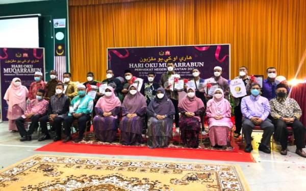 Barisan tokoh Orang Kurang Upaya (OKU) bergambar dengan orang kenamaan sempena Sambutan Hari OKU Muqarrabun Peringkat Negeri Kelantan 2022, pada Khamis.