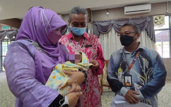 Halimaton Shaadiah mendukung Muhammad Noah sambil disaksikan Shaballah (tengah) dan Shahrin Nizar di Taman Sinar Harapan Jitra pada Khamis.
