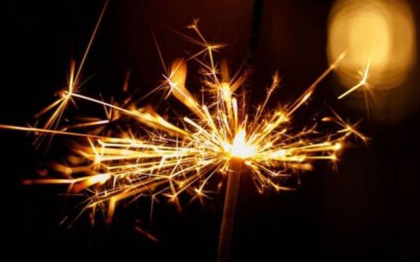 Polis Kelantan meluluskan enam syarikat yang memohon bagi penjualan bunga api pada musim perayaan Aidilfitri kali ini. - Gambar hiasan