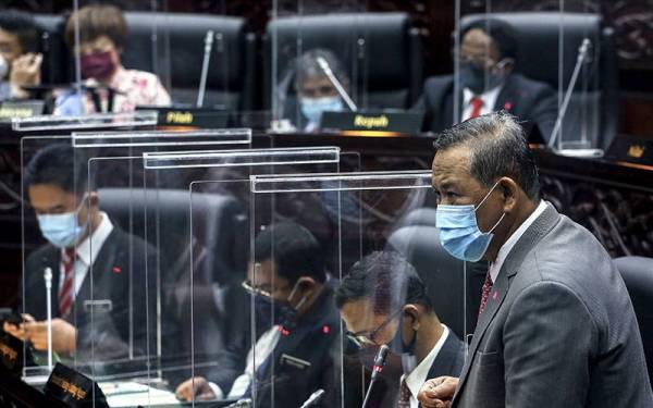 Aminuddin menjawab pertanyaan lisan pada Persidangan Pertama Penggal Kelima, Dewan Undangan Negeri, Negeri Sembilan di Wisma Negeri pada Khamis. - Foto Bernama