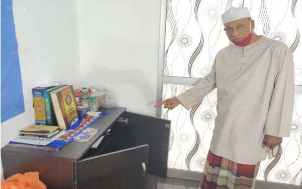 Halim menunjukkan almari bendahari di bilik mesyuarat surau itu terbuka selepas digeledah pencuri pada Khamis.