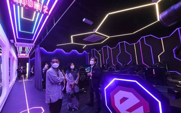 Ramona (tengah) dan Ketua Pengarah Majlis Sukan Negara (MSN) Datuk Ahmad Shapawi Ismail (kanan) meninjau ruangan bilik permainan video di ESI Hub @ Spacerubix, pada Khamis.