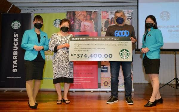 Sydney (tiga, kiri) menyampaikan replika cek sumbangan Starbucks Malaysia kepada Joanne (dua,kiri), pada Khamis. Foto Halim Wahid.