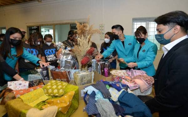 Media dibawa melihat cara pembuatan 'Starbucks Upcycled Flavorlock Pouches'. Foto Halim Wahid.