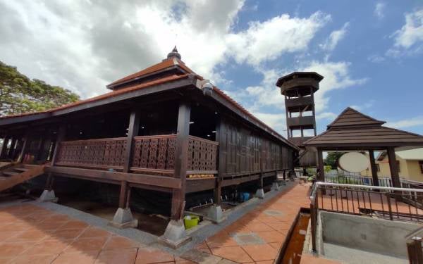 Masjid Kampung Laut, antara masjid tertua di Asia Tenggara yang dipindahkan dari Nilam Puri, Kota Bharu, Kelantan ke lokasi asal di Kampung Laut, Tumpat dijangka dibuka kepada orang ramai Jun ini. - Foto Bernama
