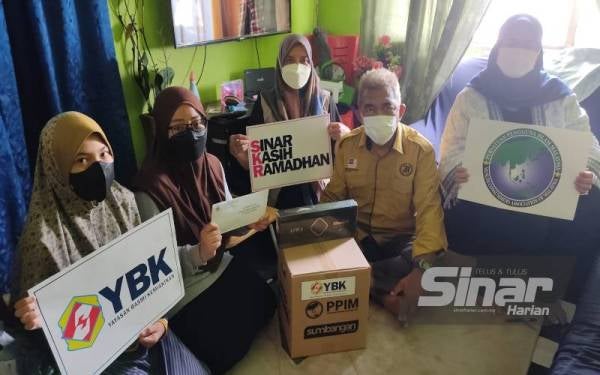 Nurmazarina Nasuha (dua dari kiri) bersama Hashim (dua dari kanan) serta pihak YBK semasa melawatnya di PPR Kampung Baru Hicom, di sini.