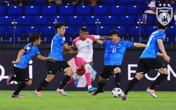 Penyerang JDT, Bergson Da Silva (tengah) dikawal ketat beberapa pemain Kawasaki Frontale pada aksi Kumpulan I Liga Juara-Juara Asia di Stadium Sultan Ibrahim pada Khamis. - Foto Johor Southern Tigers