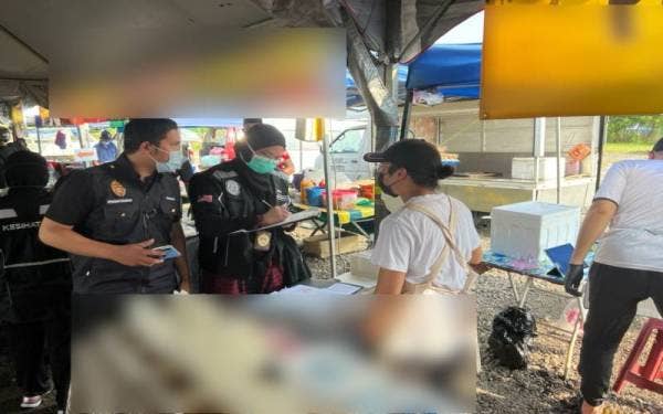 Penguat kuasa BKKM melakukan pemeriksaan di salah sebuah gerai jualan.