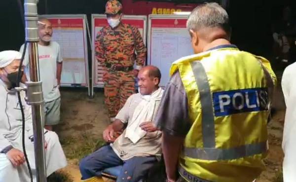 Musa Sulaiman (tengah) ditemukan selamat oleh anggota penyelamat jam 1.05 pagi pada Jumaat.