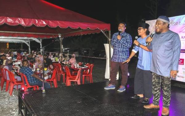 Ebby Yus (kanan) bersama rakan artis membuat persembahan ketika majlis berbuka puasa bersama anak yatim di sebuah restoran di Port Dickson pada Khamis.